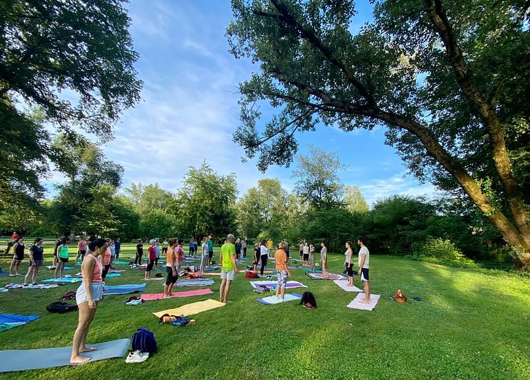 Ananda Yoga Academy offre lezioni gratuite al Parco delle Stagioni